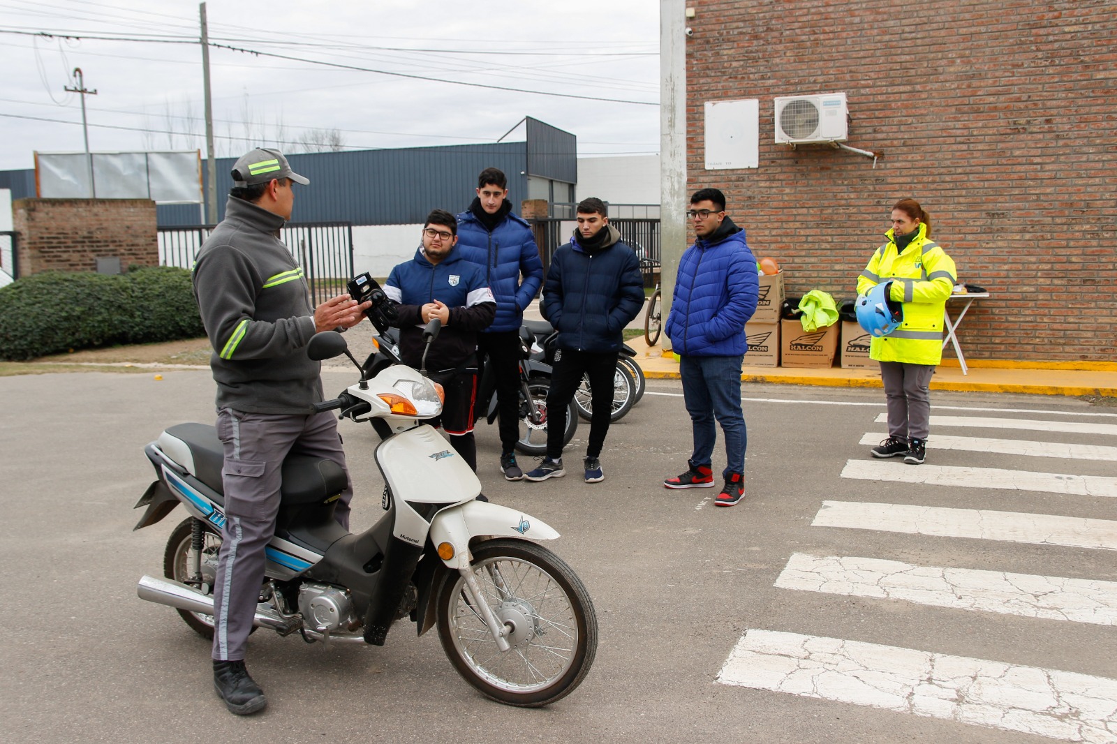 Trabajadores de tránsito realizando la capacitación. 