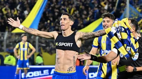 Ángel Di María festejando su gol antes de recibir la tarjeta amarilla