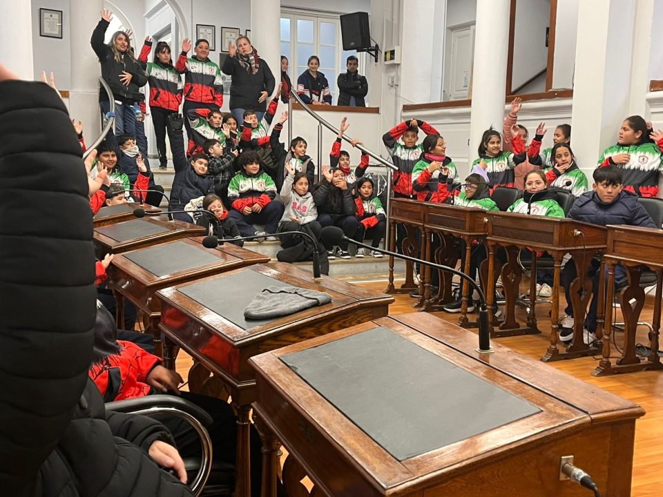 Estudiantes visitando el Concejo